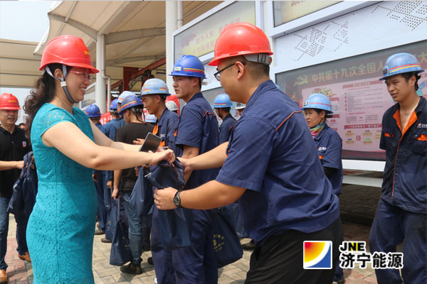 孟进到济矿物流公司为一线职工“送清凉”浓浓关怀暖人心