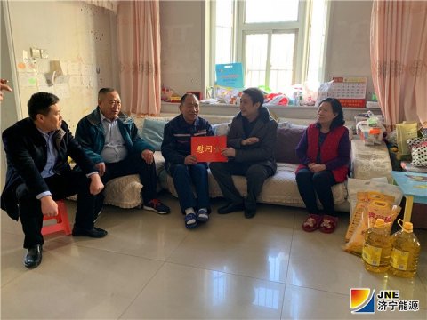 虢洪增春节前夕到集团公司困难职工家中走访慰问