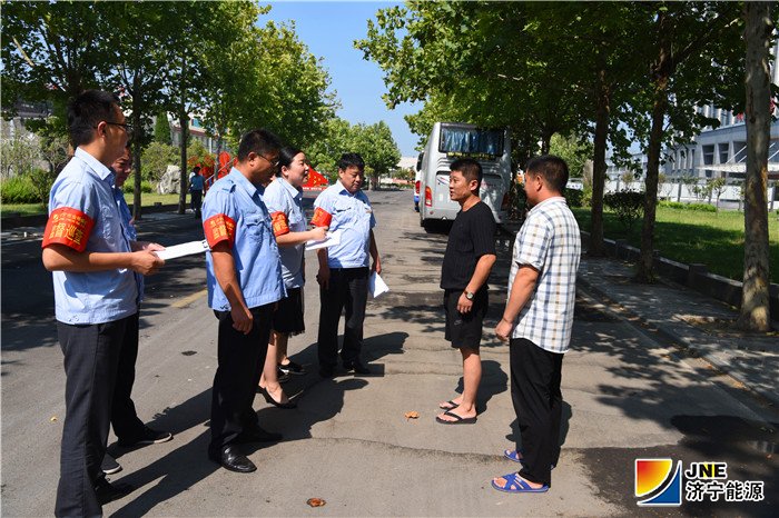 1566439012303460.jpg 2019年8月20日,金桥煤矿文明劝导志愿者“上岗”(孙欢 摄) (2).jpg