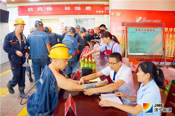 8月28日，义桥煤矿在副井口举办了安全知识有奖竞答及义诊活动，得到职工的热烈欢迎和积极响应。 2.jpg