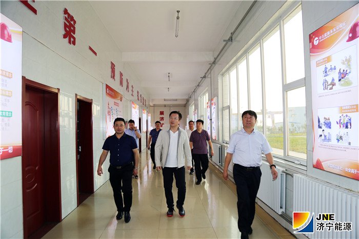 1567651111125962.jpg 2019年9月3日济宁能源局张玕局长到朱家峁煤矿检查指导工作照片、检查该矿安全文化长廊2.jpg