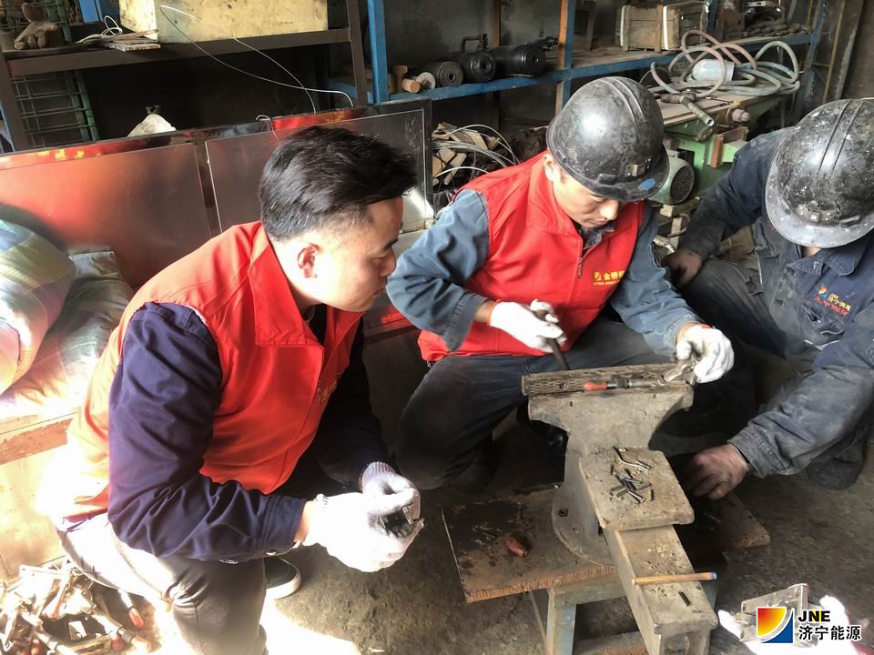 金桥煤矿综采一区“淘宝”志愿活动，义务修理液压支架操作手把 ().jpg