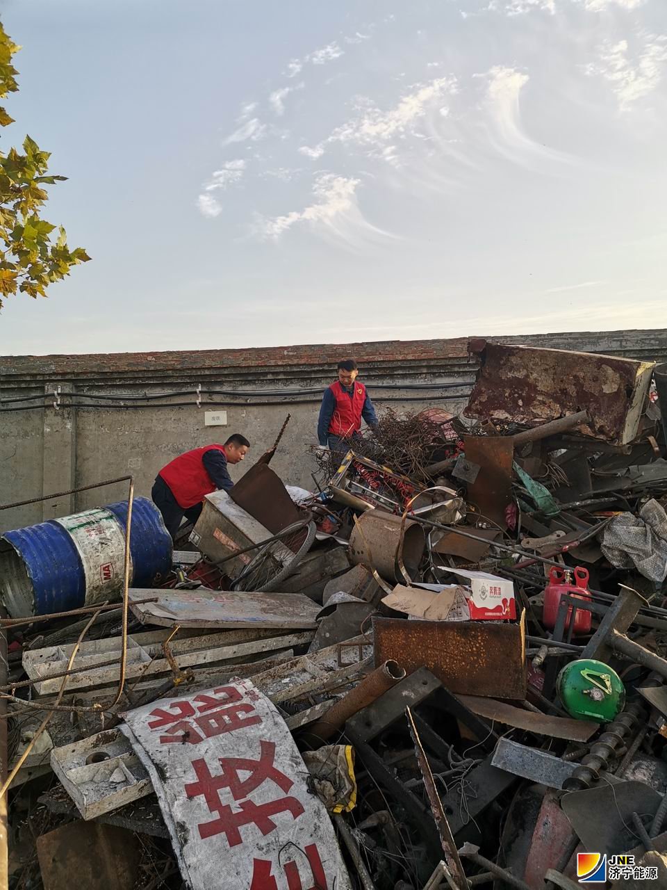 2019年11月11日，双十一 党员废料堆里忙淘宝--安居煤矿基层党支部联合开展“志愿服务矿区行”主题党日活动（刘华摄）21.jpg