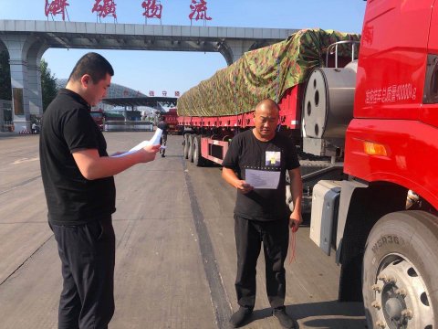 济矿物流向运营车辆发放《安全驾驶明白纸》