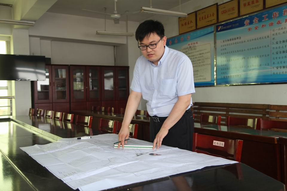 义桥煤矿：用技术在煤海作帆，在干事创业中乘风破浪——记义桥煤矿掘一工区主管技术员张经龙（郭鲁 汤楠楠）.jpg