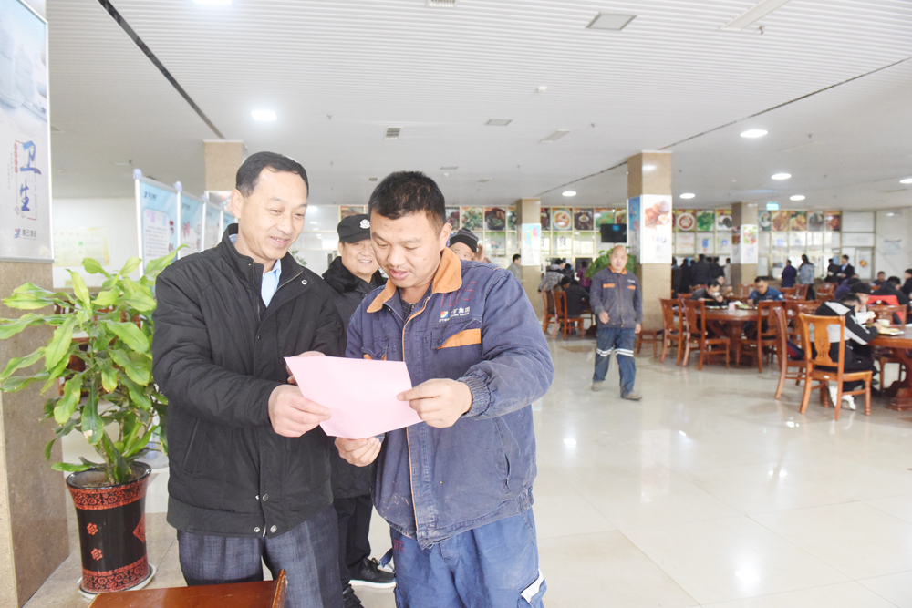 1606913531439797.jpg 霄云煤矿在食堂对交通安全进行宣传(刘晋杉 摄).jpg