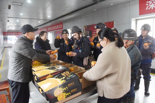 霄云煤矿：用“橙”心“橙”意慰问一线职工
