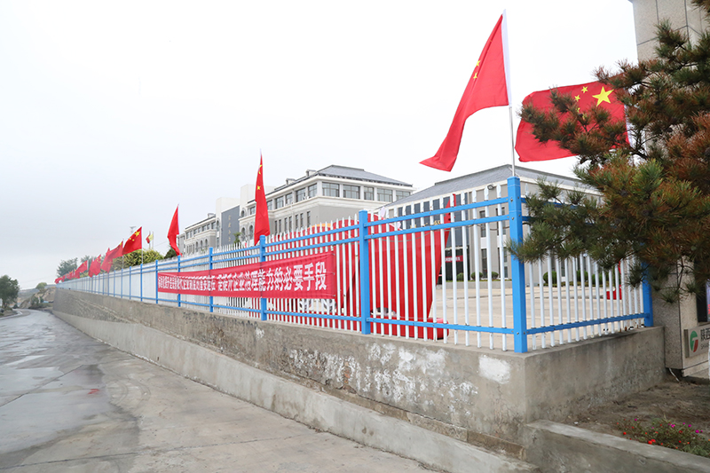 1632622304683004.jpg 2021年9月24日朱家峁煤矿五星红旗高高飘扬 喜迎国庆 (张奎连摄).jpg