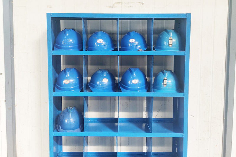 “安全帽存放柜”亮相机电修理厂.jpg
