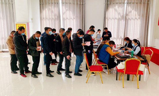 朱家峁煤矿贴心送服务 为新入职职工现场办理工资卡