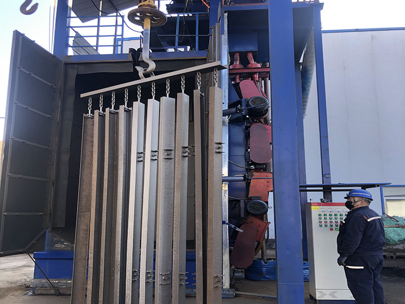 1637223152232462.jpg 2021年11月18日朱家峁煤矿机修厂自主设计吊装横梁 促工作效率持续提升(张小光摄).jpg