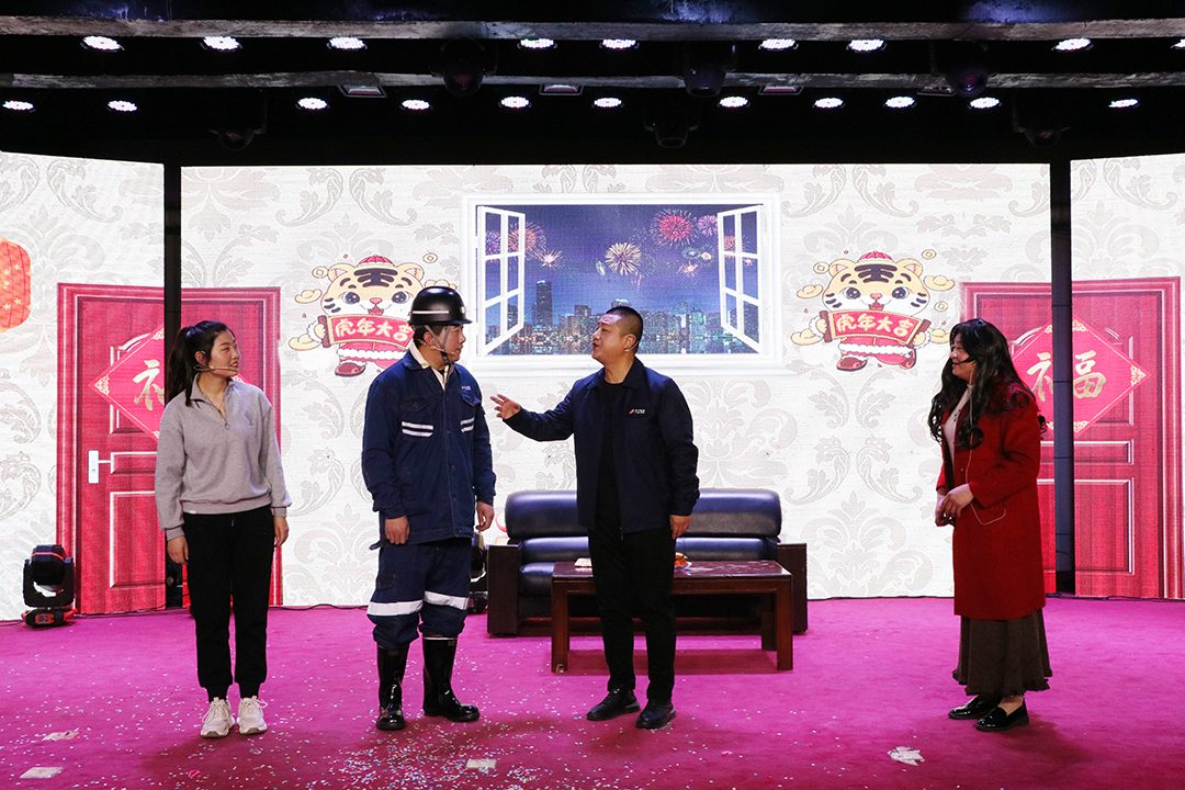 1642234455365537.jpg 2022年1月13日,义桥煤矿举办“乘风破浪再突破,披荆斩棘创辉煌”迎新春文艺联欢会。(李平 摄) (5).jpg