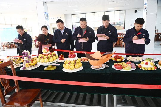 巧手比拼花样面点  巾帼创意花落谁家——霄云煤矿开展“三八”妇女节系列活动