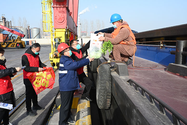 1674290513716601.jpg 2023年1月19日,任城港航服务站与跃进港联合为船员送“节礼”(地点:跃进港 拍摄“宫铭) (1).jpg