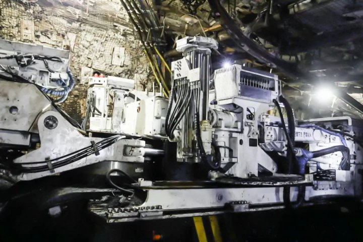 工效翻倍！济宁能源首台“防冲卸压”掘锚机在霄云煤矿成功应用