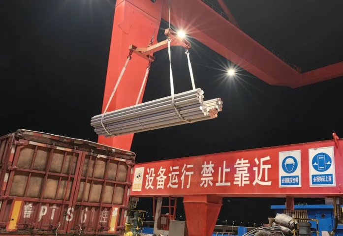 效率提升80%！跃进港简易铝棒提升吊具投入使用