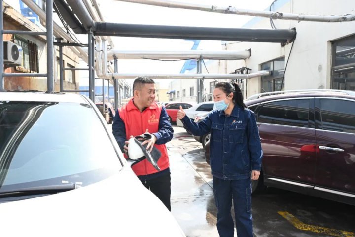 文明实践月丨金桥煤矿开展爱心洗车志愿服务活动