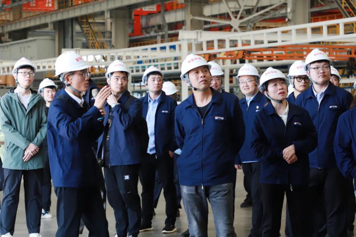 36名煤矿职工代表走进新能船业，感受“数智化”造船魅力