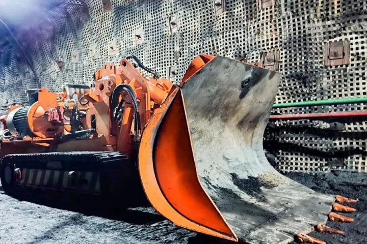 金桥煤矿新型侧卸装岩机助力“无锹化”作业新突破