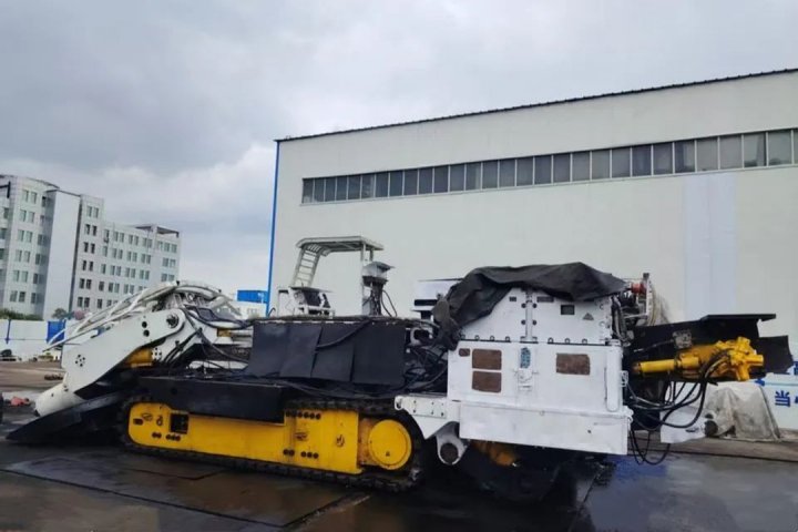 降本增效，霄云煤矿自主维修掘锚机节约百余万元