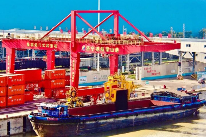 4分37秒！梁山港启用新型翻箱吊具