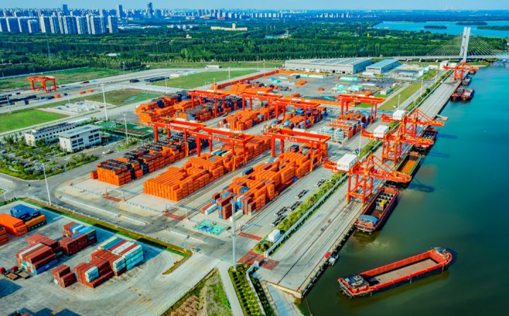 龙拱港集装箱年吞吐量突破35万标箱